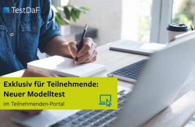 Imagebild für die Nachricht, dass ein zweiter kostenfreier TestDaF-Modellsatz angemeldeten Teilnehmenden zur Verfügung steht. Blick auf einen Schreibtisch, an dem ein junger Mann vor einem Laptop sitzt und sich handschriftliche Notizen anfertigt.