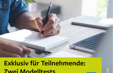 Imagebild für die Nachricht, dass ein zweiter kostenfreier TestDaF-Modellsatz angemeldeten Teilnehmenden zur Verfügung steht. Blick auf einen Schreibtisch, an dem ein junger Mann vor einem Laptop sitzt und sich handschriftliche Notizen anfertigt.