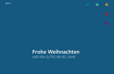 Auf blauem Hintergrund steht Zitat Frohe Weihnachten und ein gutes neues Jahr. Fünf Sterne in den Produktfarben sind in der rechten oberen Ecke platziert.
