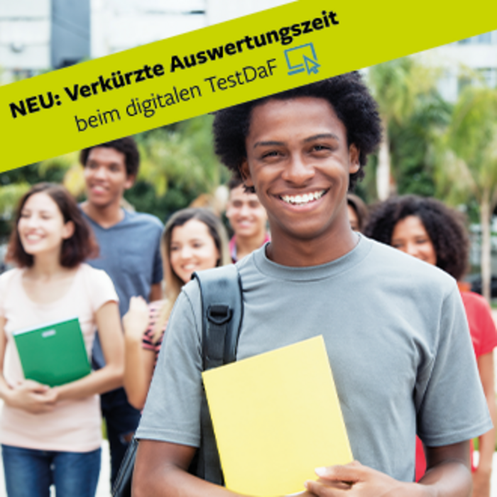 Studierende auf einem Campus: ein Störer auf der linken Seite informiert über verkürzte Auswertungszeiten beim digitalen TestDaF