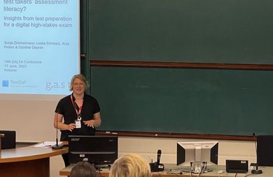 Dr. Sonja Zimmermann hält auf der EALTA an der Universität Helsinki ihren Vortag zum Thema: "Enhancing teachers’ and test takers‘ assessment literacy? Insights from test preparation for a high-stakes digital exam".