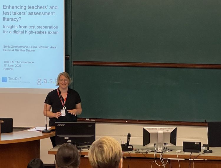 Dr. Sonja Zimmermann hält auf der EALTA an der Universität Helsinki ihren Vortag zum Thema: "Enhancing teachers’ and test takers‘ assessment literacy? Insights from test preparation for a high-stakes digital exam".