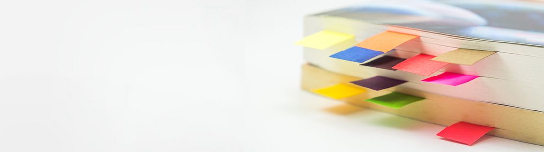 Ein Buch mit verschiedenfarbigen Post-its.