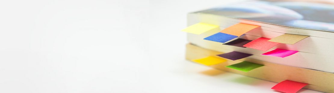 Ein Buch mit verschiedenfarbigen Post-its.