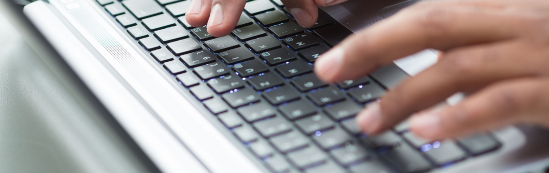 Header TestDaF Systemvoraussetzungen, Hände auf einer Tastatur