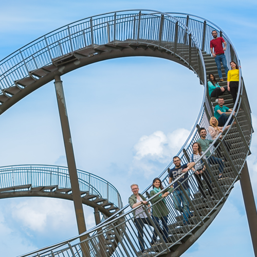 Modelltests für den papierbasierten TestDaF | g.a.s.t./Lutz Kampert Eine Gruppe Internationals steht auf der Landmark "Tiger&Turtel" in Duisburg.