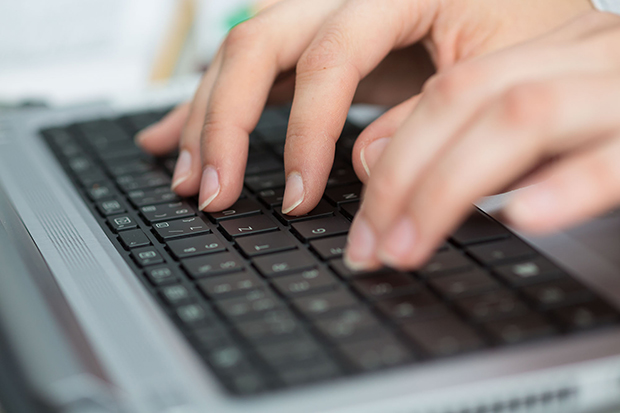 Imagebild zu TestDaF Prüfungsumgebung, auf einer Tastatur schreibende Hände